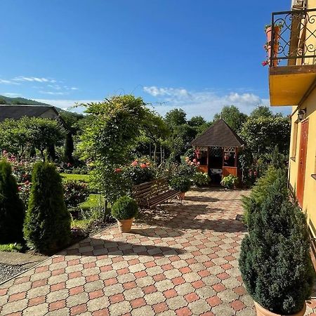 Квітковий двір Golubinoye Экстерьер фото