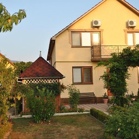 Квітковий двір Golubinoye Экстерьер фото