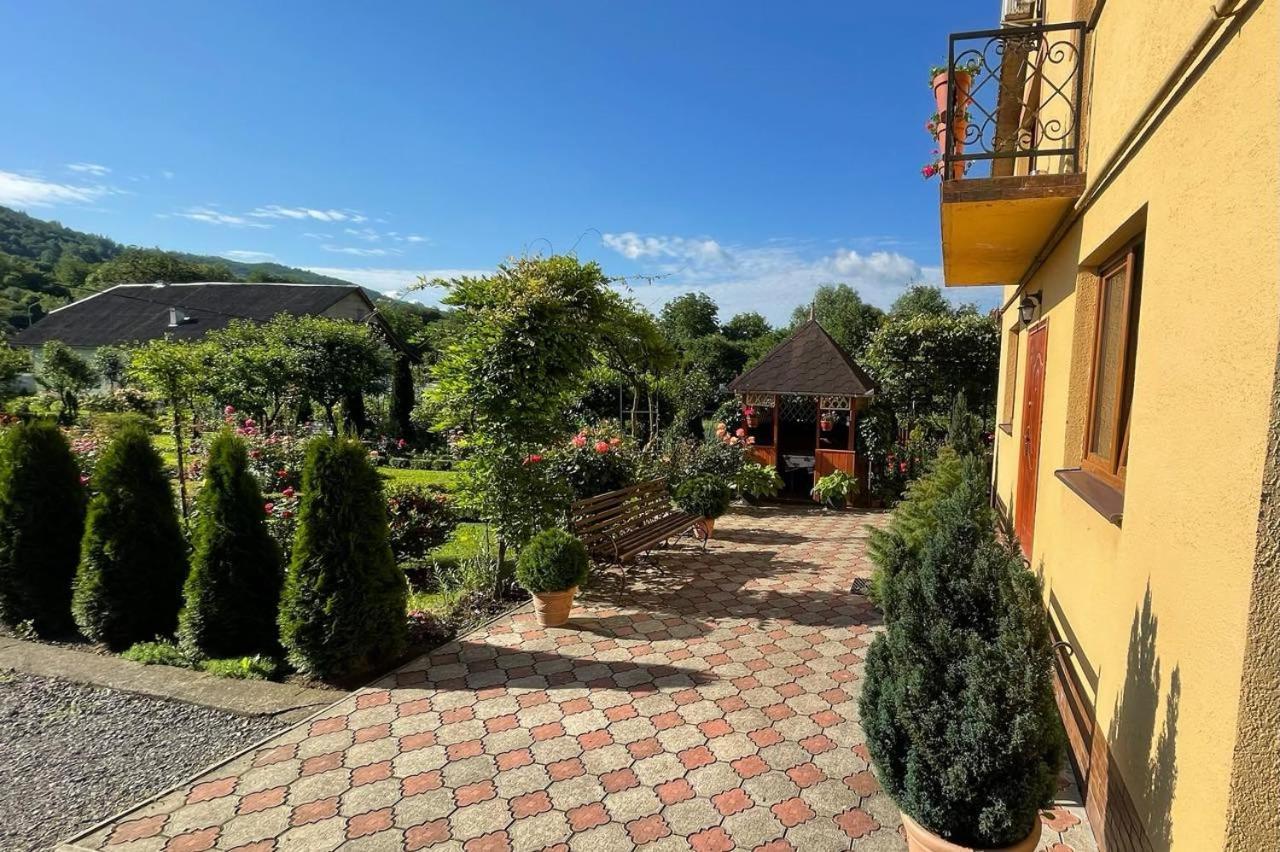 Квітковий двір Golubinoye Экстерьер фото