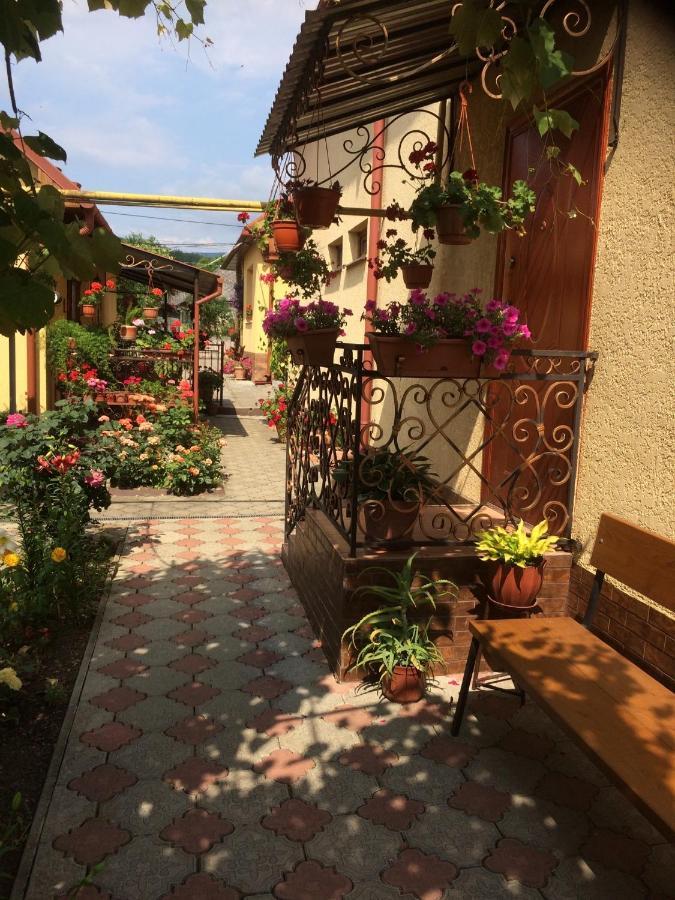 Квітковий двір Golubinoye Экстерьер фото